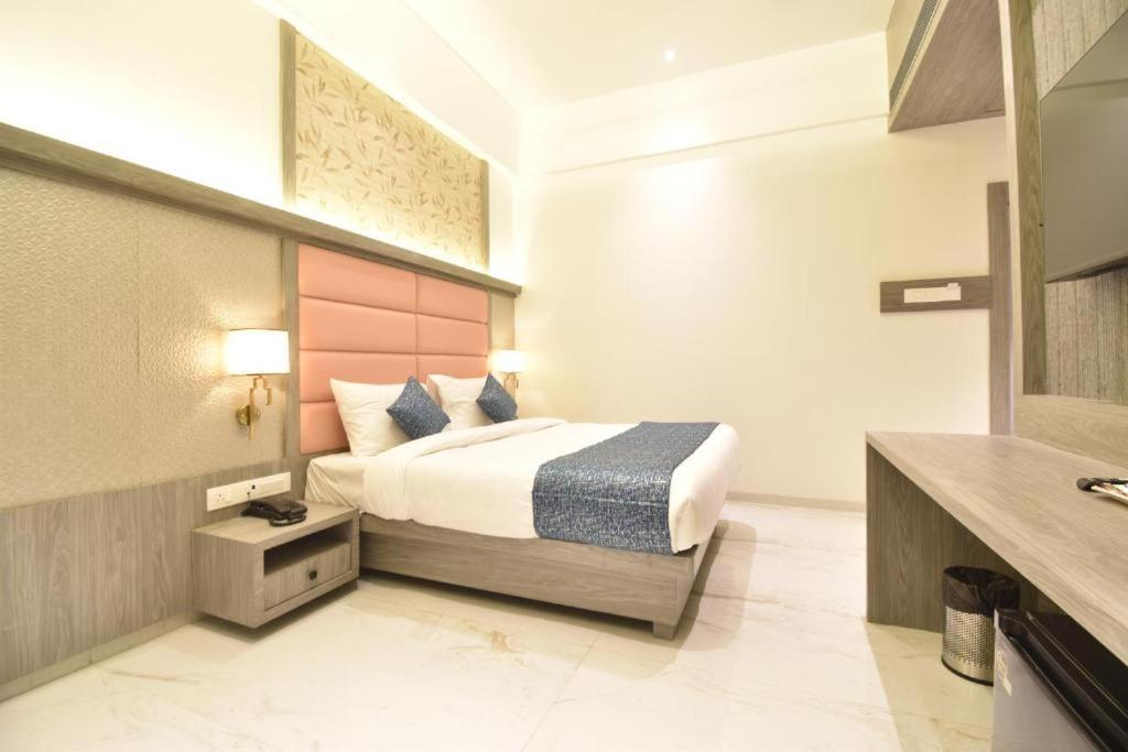 Glitz Hotels La Dahlia - Premium Thane Exterior photo